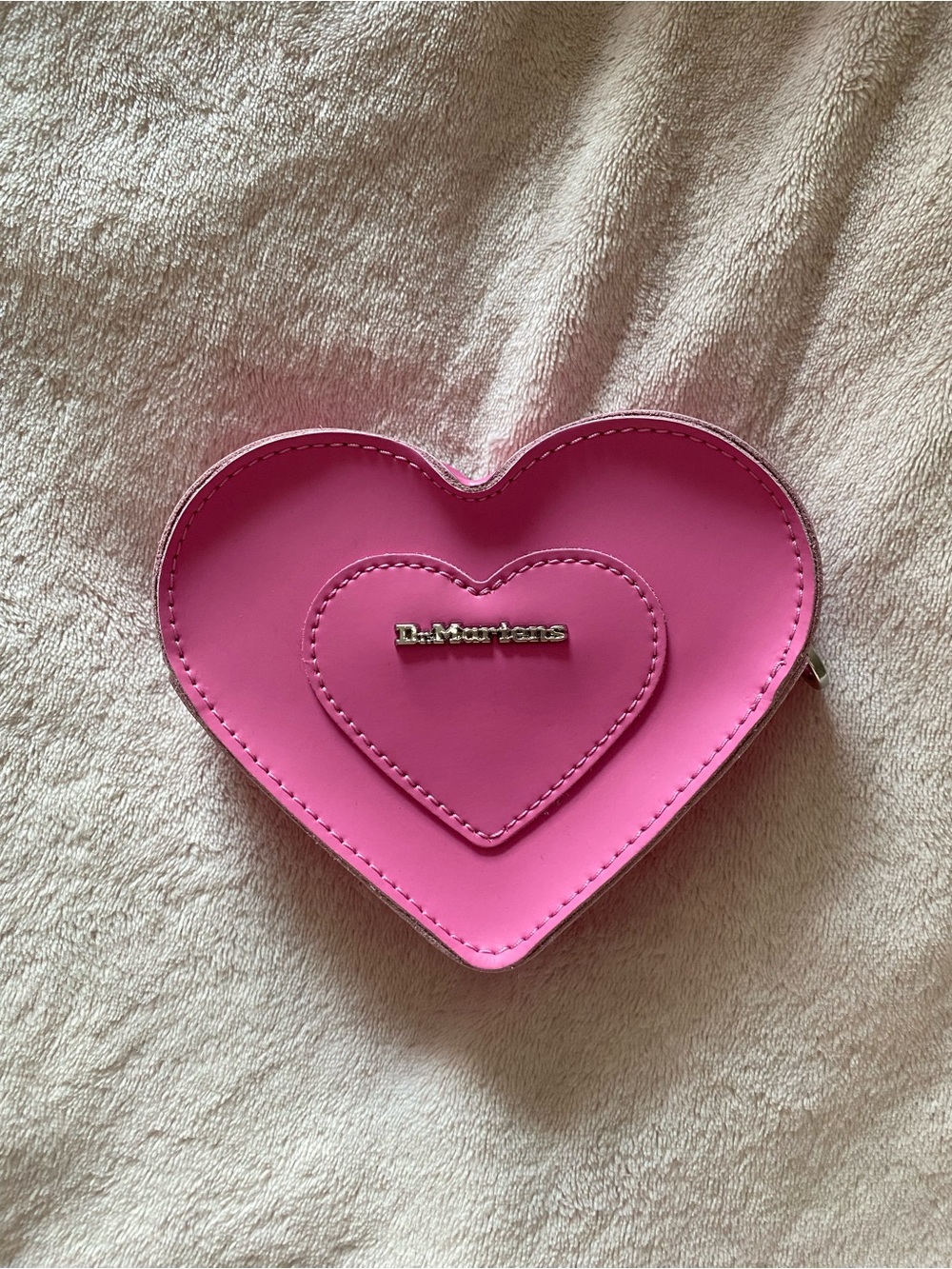 NWOT Dr Martens Mini Heart Bag in Fondant Pink - Picture 2 of 10